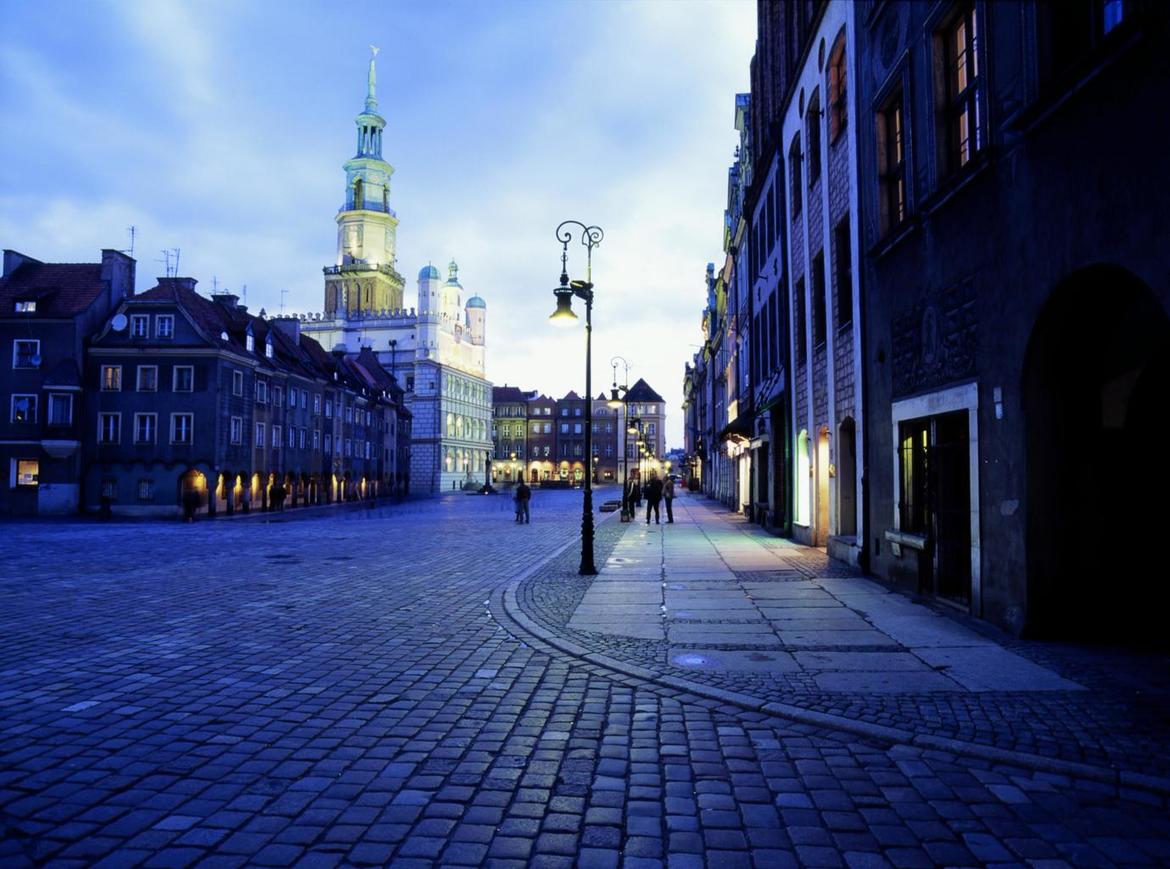 Een straat van Poznan tijdens de avond