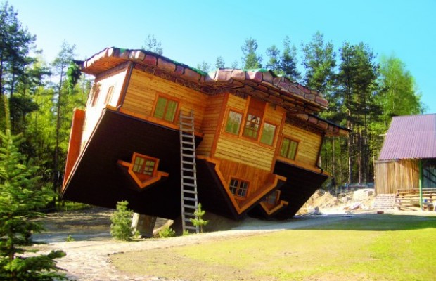 Szymbark / hus som har blitt bygd opp-ned