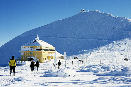 Sport und Spaß im Schnee im Hirschberger Tal