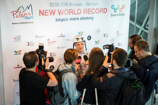 In 14 minuten 4 seconden Atomium op met fiets !