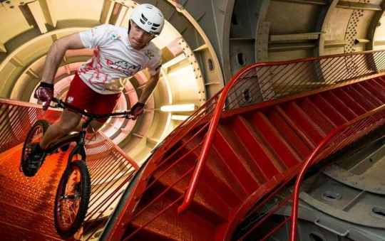 In 14 minuten 4 seconden Atomium op met fiets !