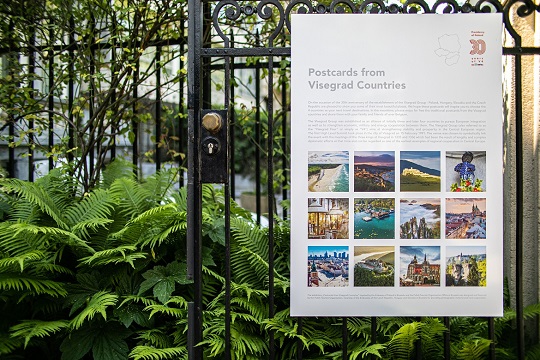 Tentoonstelling ‘Postkaartjes van de Visegradlanden’ in open lucht in Brussel
