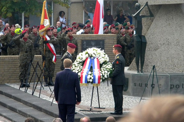 Koning Willem-Alexander bij herdenking 70 jaar Operatie Market Garden in Driel in 2014