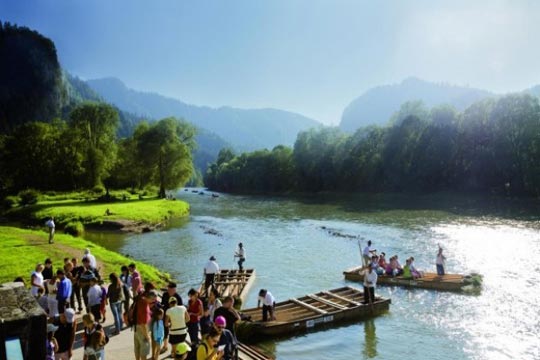 Rafting på en elv i fjellet