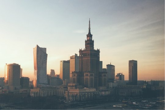 Følg historien til Folkerepublikken Polen (Kultur- og Vitenskapspalasset, Parti-huset, Rozycki-markedet).