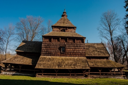 ORTHODOXE KERKGEBOUWEN - EXCENTRIEKE SCHATTEN VAN HOUT