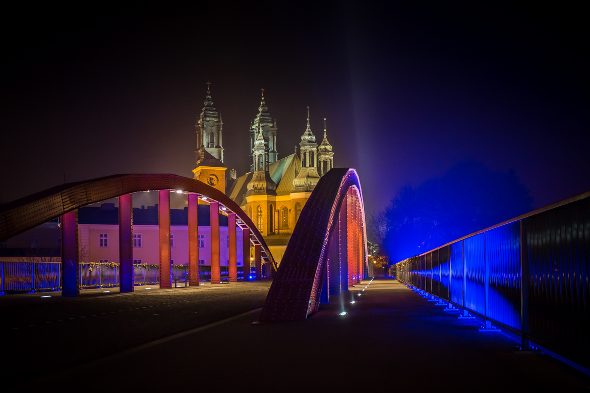 Bishop's Jordan-bron och katedralen på natten