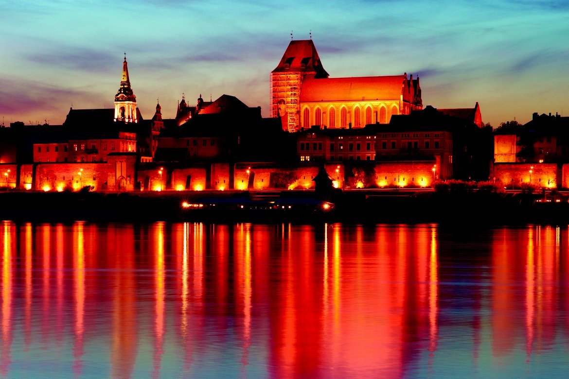 Panorama över Toruń på natten