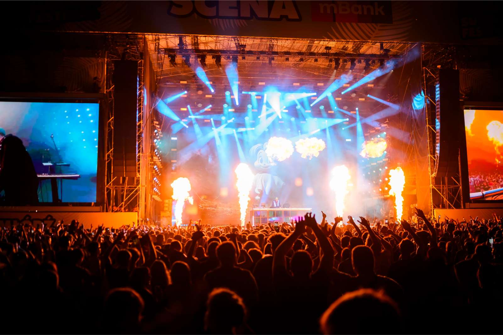 Koncert med lysshow på festival