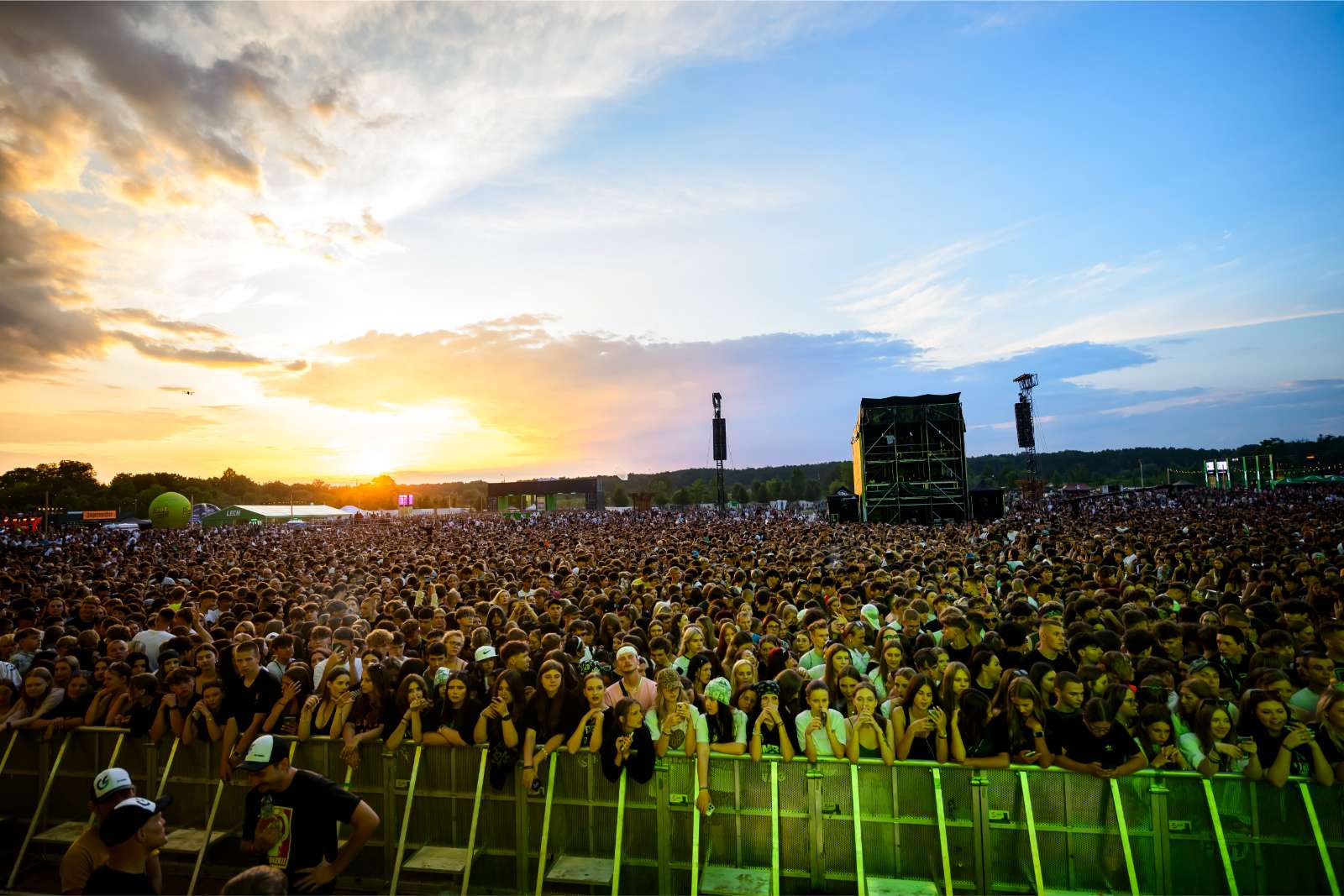 Sommerfestival i Polen ved solnedgang