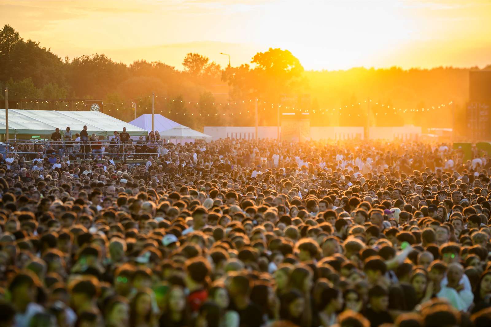 Festivalpublikum i solnedgang